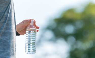 環境負荷軽減に!?アサヒ飲料のラベルの無いペットボトルが話題