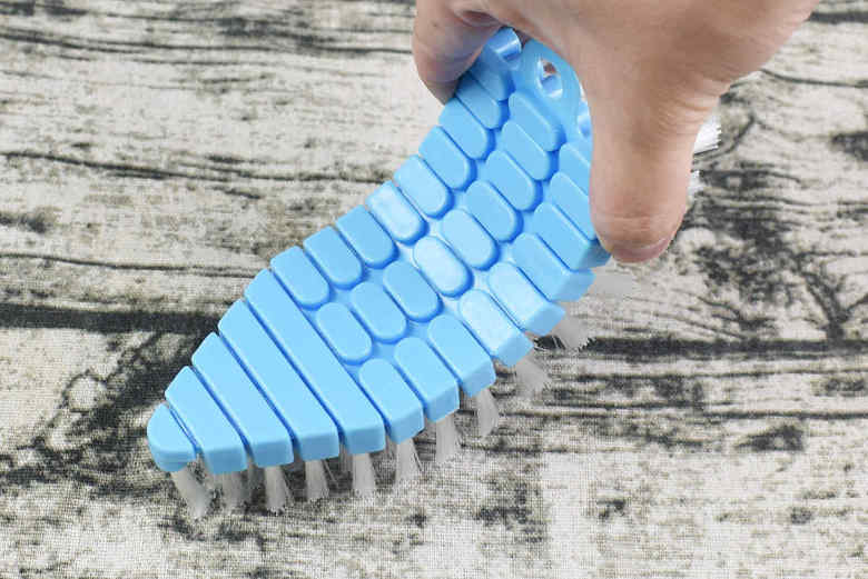 ダイソーのおすすめ商品「曲がるタイルブラシ」の実物画像