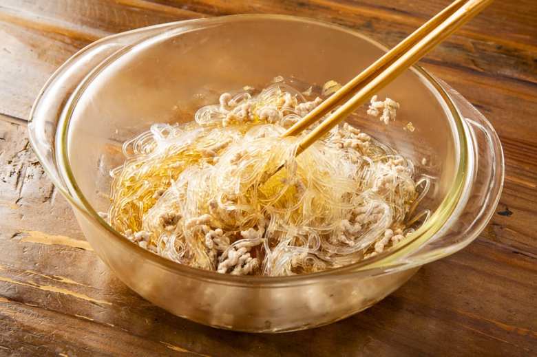鍋に湯を沸かし、春雨を袋の表示通りゆで、残り1分のところでひき肉を入れて一緒にゆでる。ザルにあげ、温かいうちに②に入れて全体になじませる。えび、①を入れてあえる。
