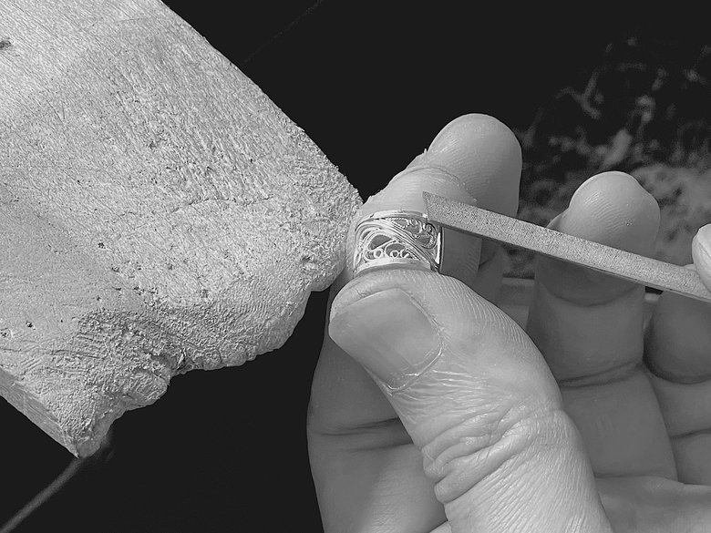 「TOUROU」の作品を制作する佐藤さん。気の遠くなるような細かな作業です