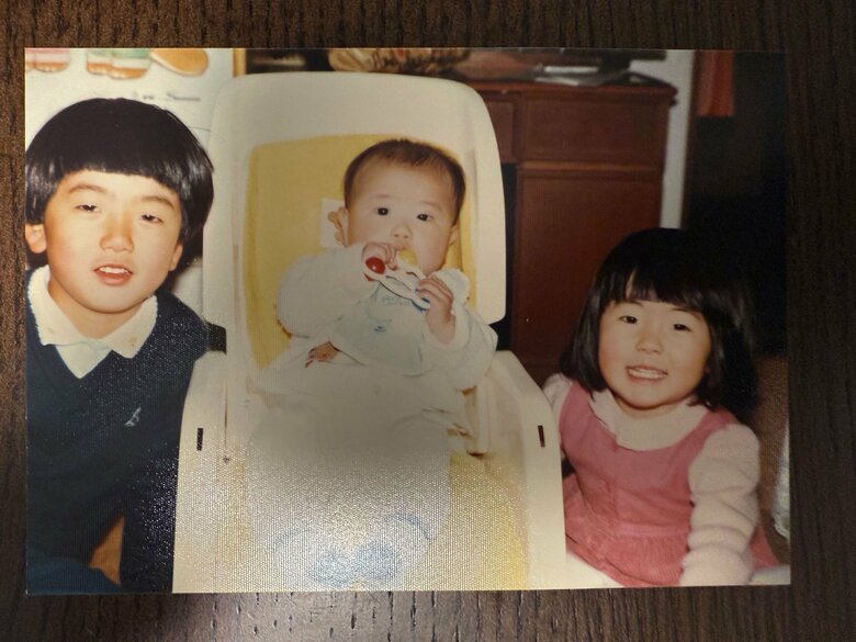 左から兄、レンタルさん、姉