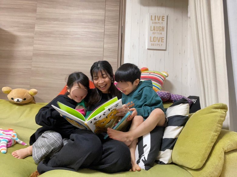 自宅でくつろぐ三倉佳奈さん親子「絵本に夢中です」