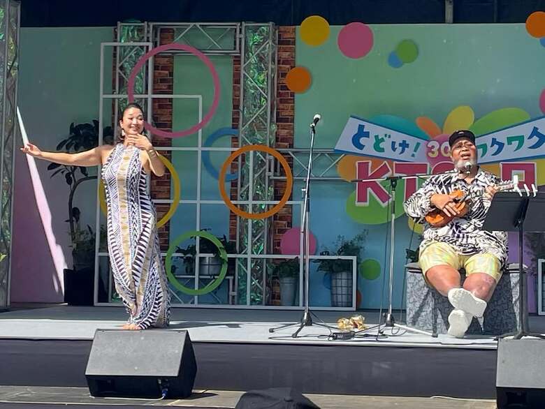 夫婦でフェスに参加。KONISIKIさんの歌で踊る千絵さん