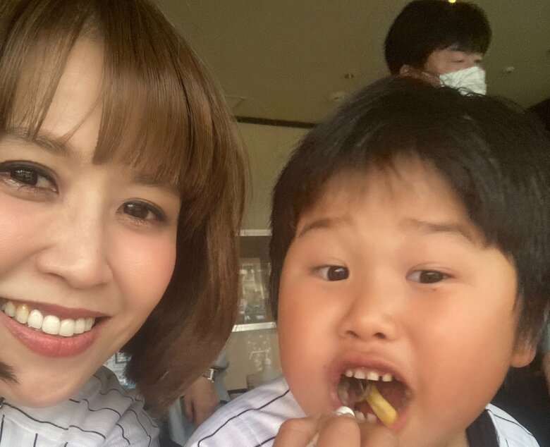 変わらない美しさ！いまや小学生の母親になった大竹さんと息子さんのツーショット