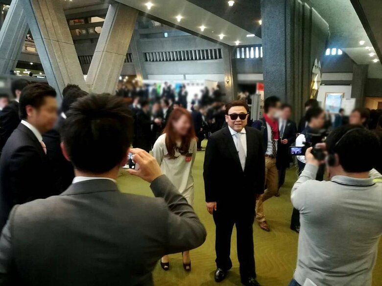 2018年、JCTVの撮影にて。一瞬、本物のタモリさん⁉と見間違うほど