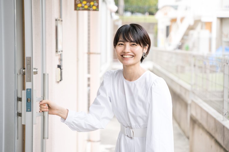 18歳まで暮らしていた施設の前で