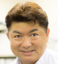 しらわ・つよし。1969年生まれ。静岡県出身。高校卒業後、爬虫類、両生類の総合卸・レップジャパン設立。体感型動物園iZooの園長。動物商、爬虫類研究家として、幅広く活躍中