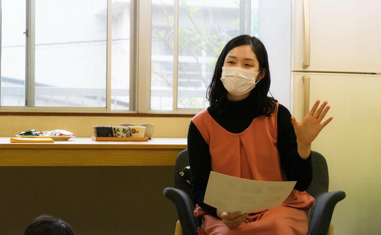 身振りを交え話す岡田さん