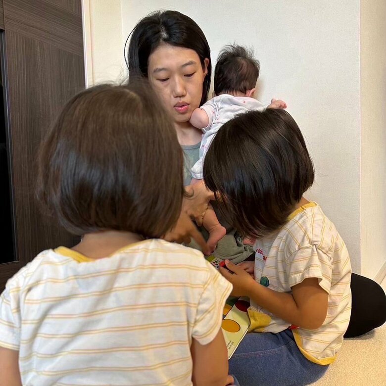 横澤夏子さんと3人のお子さんの自宅でのリラックスタイム