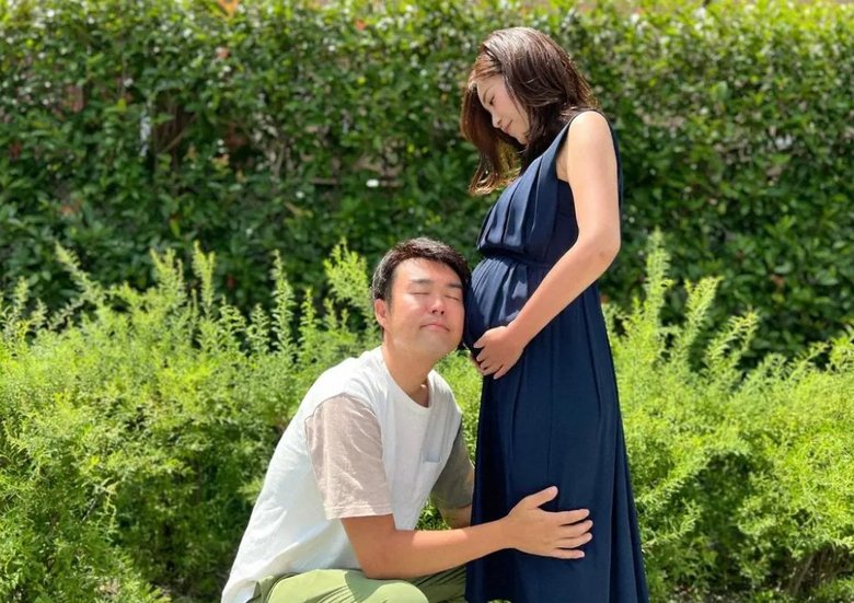 膨らんだ妻のお腹をいつくしむハジメさん