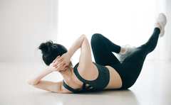 寝ながら2分で終了！ 初心者でも続く腹筋「今度こそ私、変われるんじゃ!?」