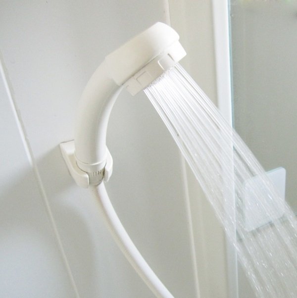 水が出ているシャワーの画像