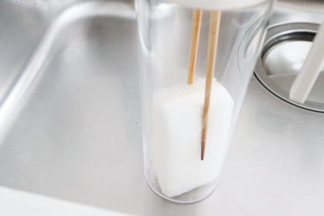 ボトルをスポンジで洗う方法