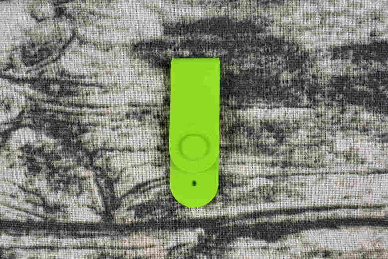 セリアの人気雑貨「シリコン携帯クリップ」の実物画像