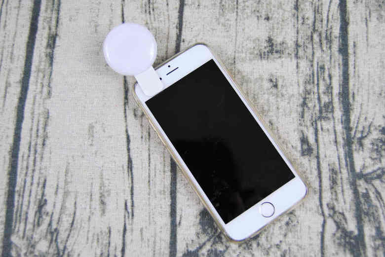 ダイソーのおすすめ商品「クリップ式自撮りライト」の使用画像