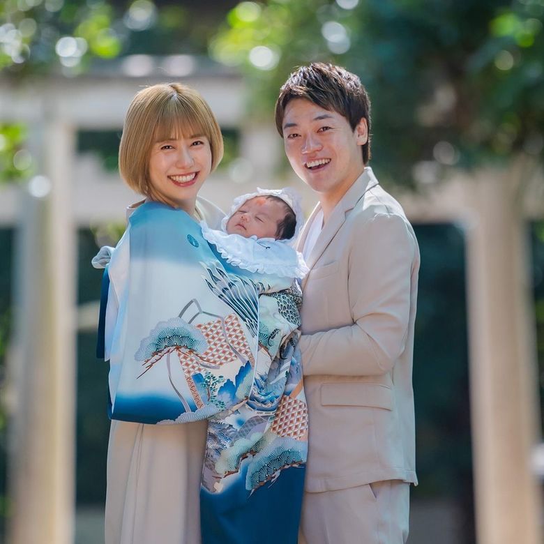 産まれて1か月！お宮参りの家族ショット（Instagramより）
