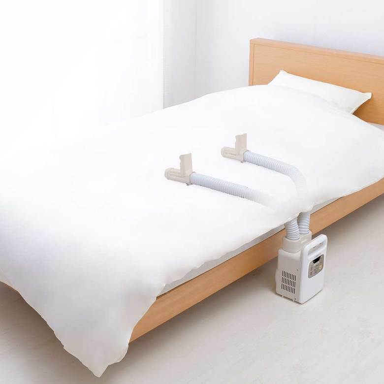 ▲アイリスオーヤマの「ふとん乾燥機 カラリエ ツインノズル KFK-W1」の実売価格は1万5800円前後。