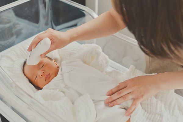 赤ちゃんの体動を感知するモニターも装着し、十分な安全管理のもとで預かっている