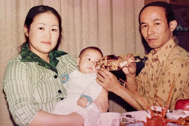 赤ちゃんのころのフジタさんと両親