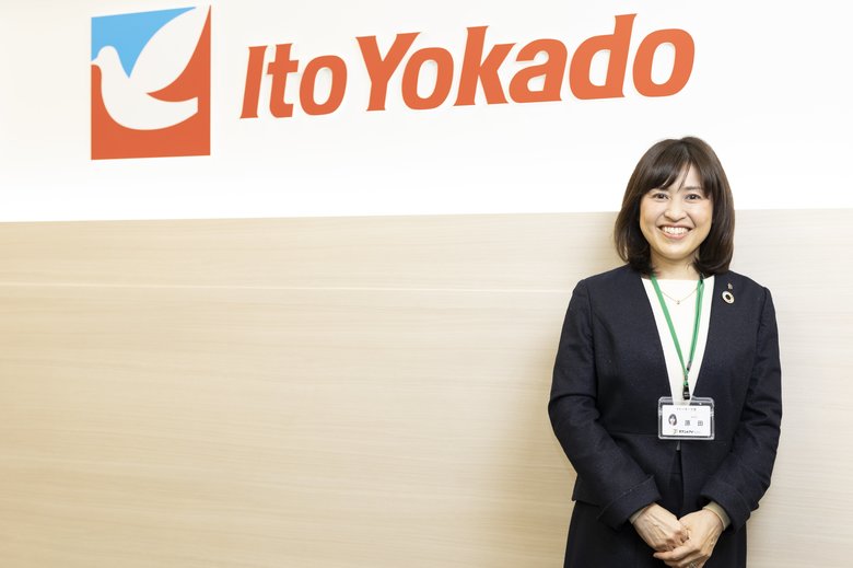 マタニティ・育児相談室（旧・母子保健相談室）の運営を担当する原田晴子さん。お客様相談部では、現場や電話・WEBなどでお客様の声を集め、より良いサービスの提供と店舗運営の改善につなげる