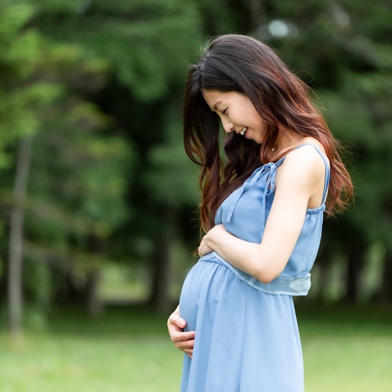 妊娠中の大きなおなかを優しくなでる元ZONEのMaiさん