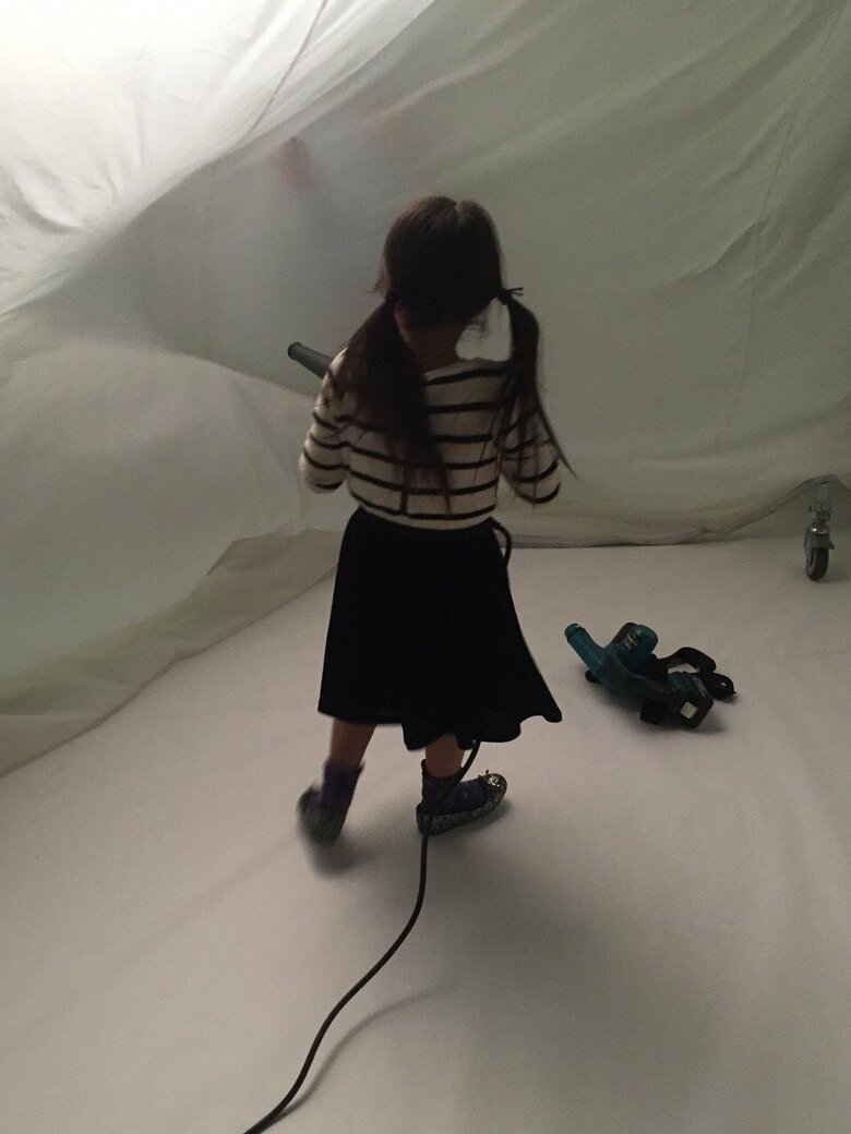 撮影用のアイテムで遊ぶ小さい頃の娘