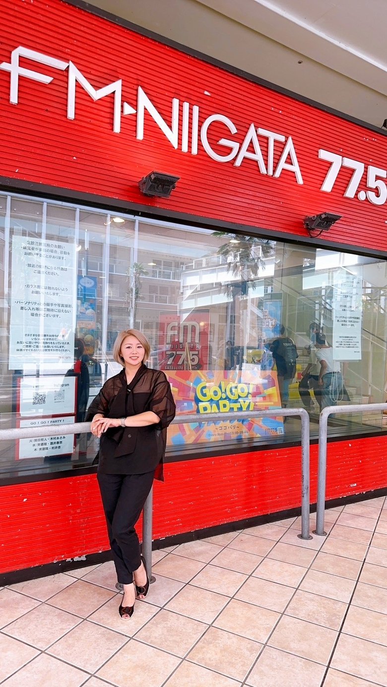 キャリアチェンジの転機となったFM-NIIGATAのラジオブースの前で