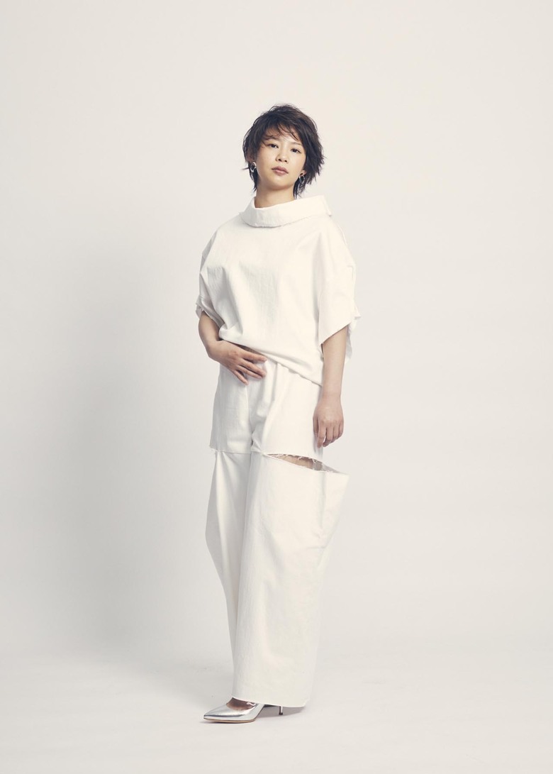 「チラリとのぞく太ももが印象的」モードな衣装がお似合いの高木さん