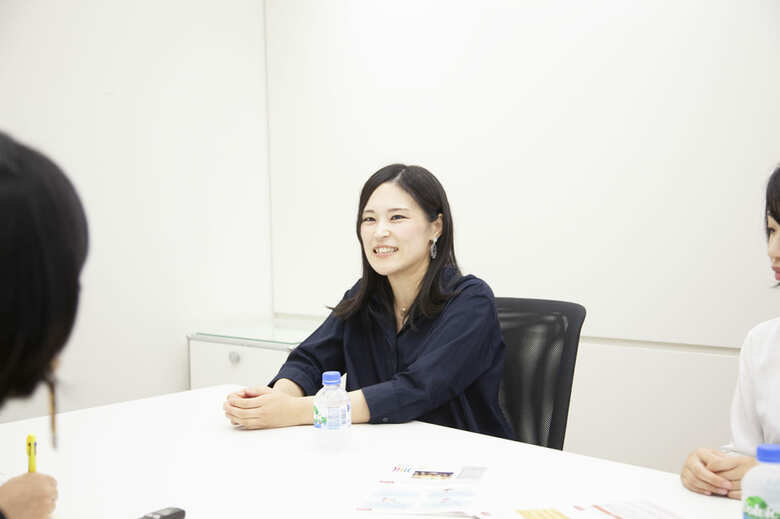 キリンホールディングス株式会社の人事総務部人事担当の金田亜弥香さん。営業職などを経て、現在はなりキリン研修の立ち上げ兼経験者として、なりキリン事務局を含む多様性推進業務を担当する。