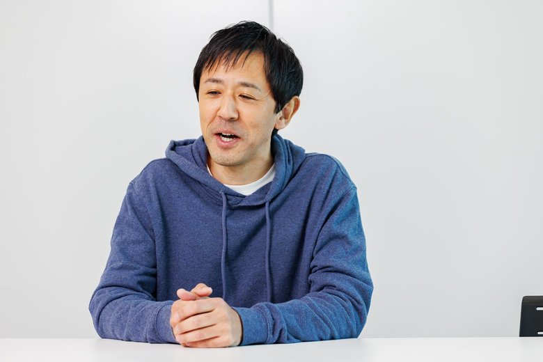 少し控えめな表情の口元が民生の雰囲気