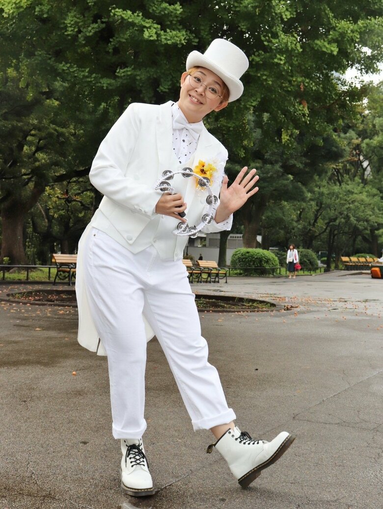 宝塚歌劇団東京宝塚劇場での退団公演のときの楽屋入りの1枚。タンバリンもトレードマーク