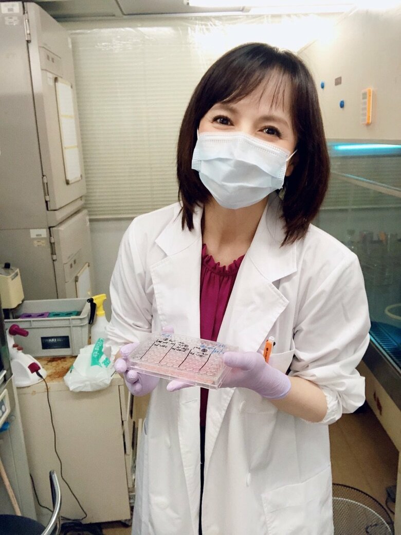 手に細胞をもって研究中のいとうさん