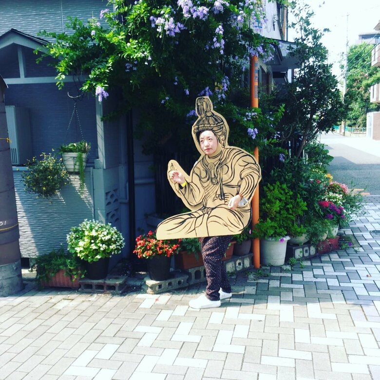 2D仏像顔出し看板「帝釈天」を顔にハメたニシユキさん