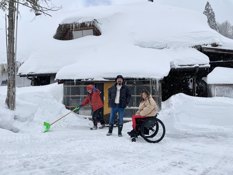 雪が降り積もる山の中にある渋谷さんの実家