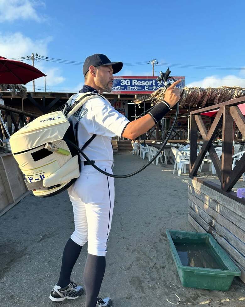 夏は海辺でビールボーイに