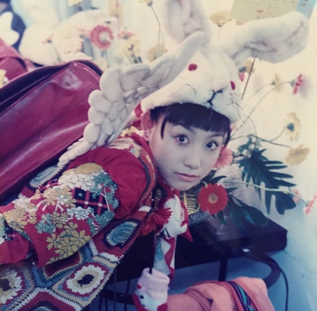 自分でデザイン画を描いたうさぎの帽子を被る篠原ともえさん