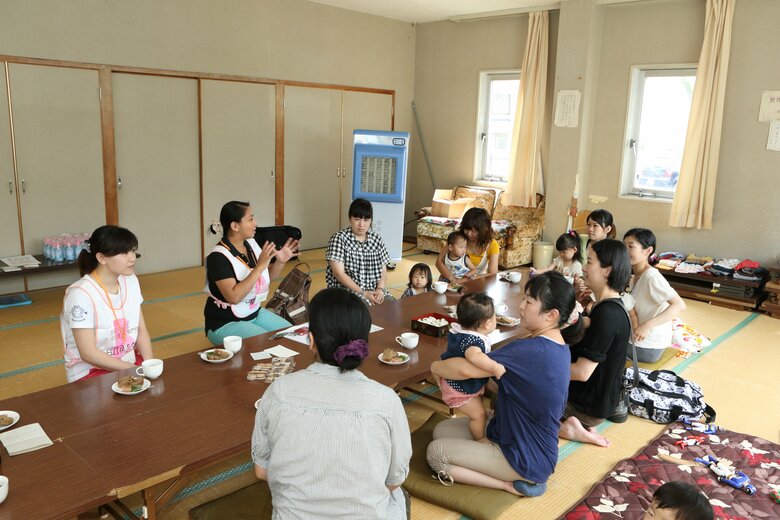 震災後、妊産婦が安心して過ごせる場をつくり続けた佐藤さん（左から2番目）