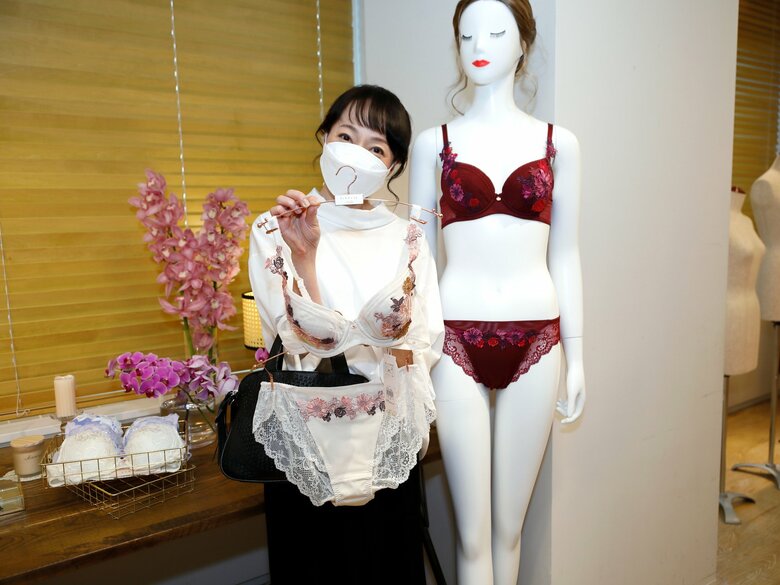 情報リサーチで下着メーカーの展示会に行った際の湯浅さん