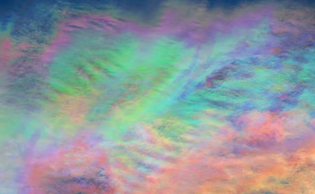 いわし雲に現れた彩雲／『すごすぎる天気の図鑑』（荒木健太郎／KADOKAWA）