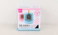 片手で入れても鉛筆がぶれない！ 邪魔にならないサイズが嬉しいダイソーの「電動鉛筆削り」