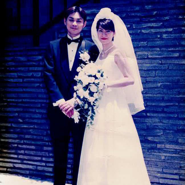 笠原さんと妻・江理香さんの結婚式での1枚「タキシード姿が新鮮！」