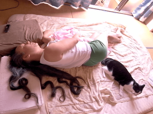 「するめ」前足をぺろぺろ、猫もするめを食べる？