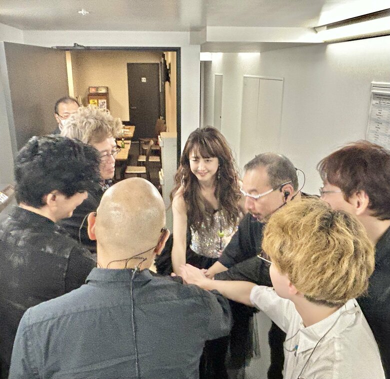 ライブ前にスタッフと