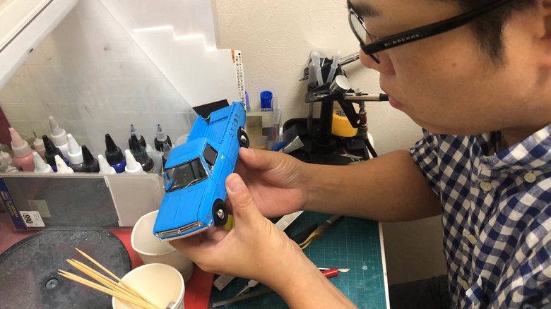 プラモデルを組み立てる三山さん