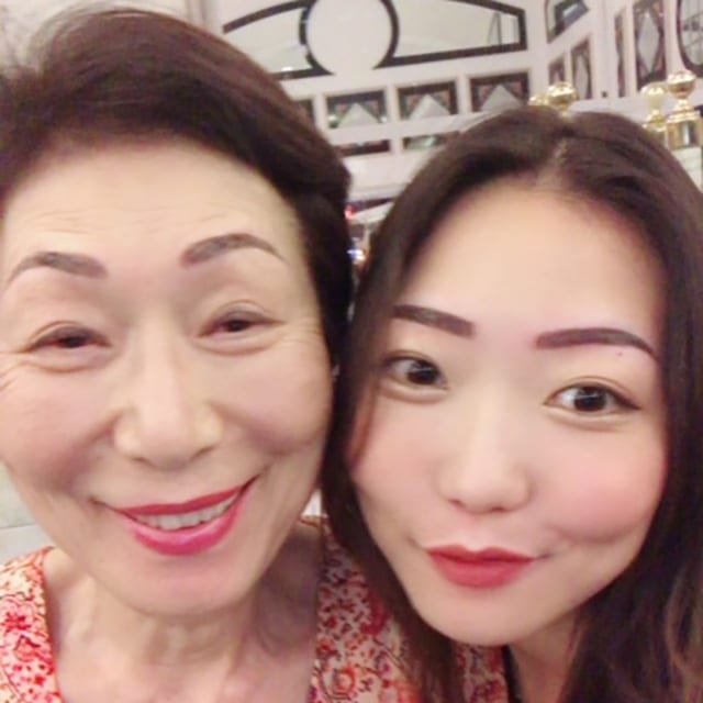 タイ・バンコクで眉ティントをしたCRAZY COCOさん（写真右）と母親（写真左）