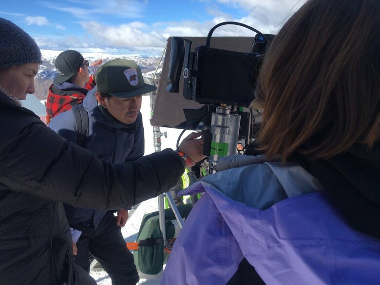 撮影中にモニターをチェックする山口さんの表情は真剣そのもの