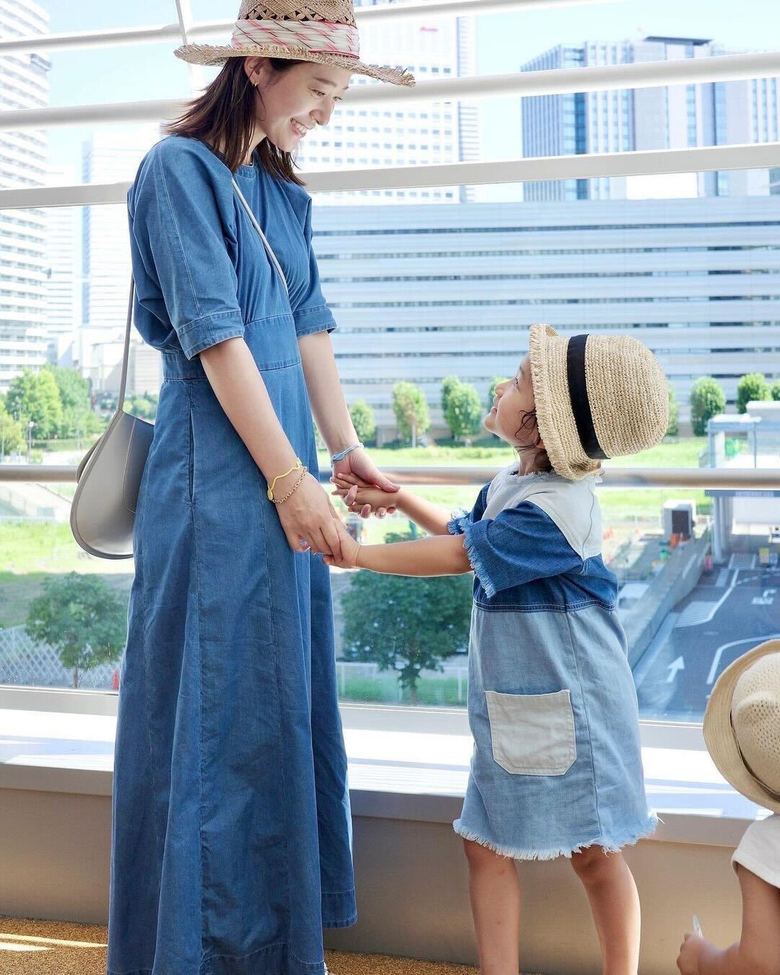 デニムのリンクコーデをした吉田明世さんと娘さん。仲良く両手を繋いで