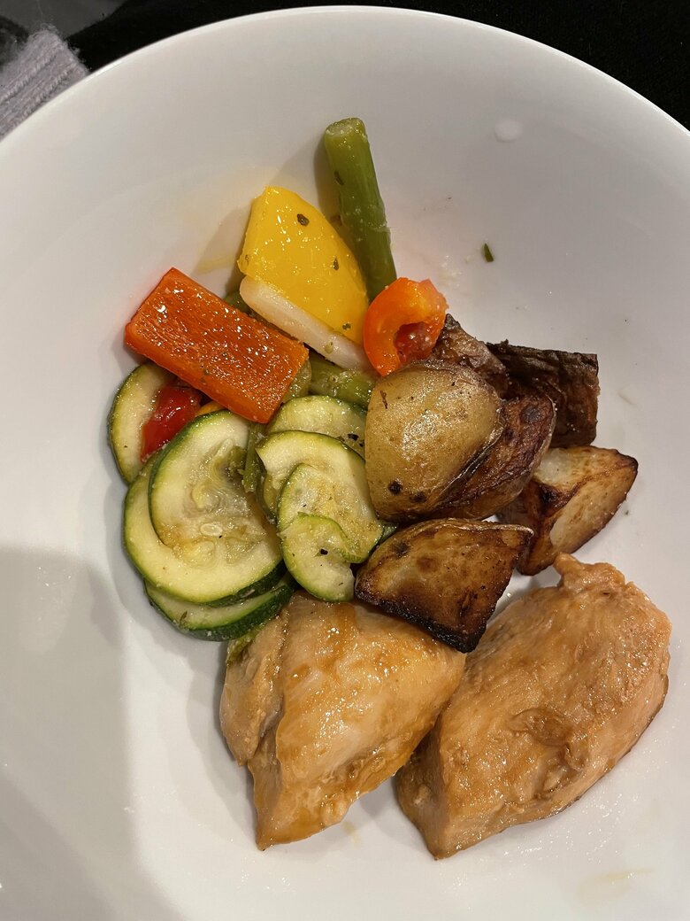 鶏胸肉と野菜を使ったひと皿。スパイスで味つけしている