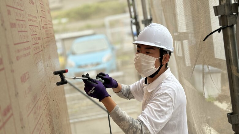 建築現場で働くフォーリンラブ・ハジメさん