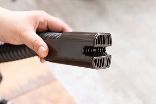 ▲伸縮ノズルの先端が二股になっており、両方から風が出る。靴と靴の間にノズルをセットすれば、2本のノズルで2足同時に乾かせる。